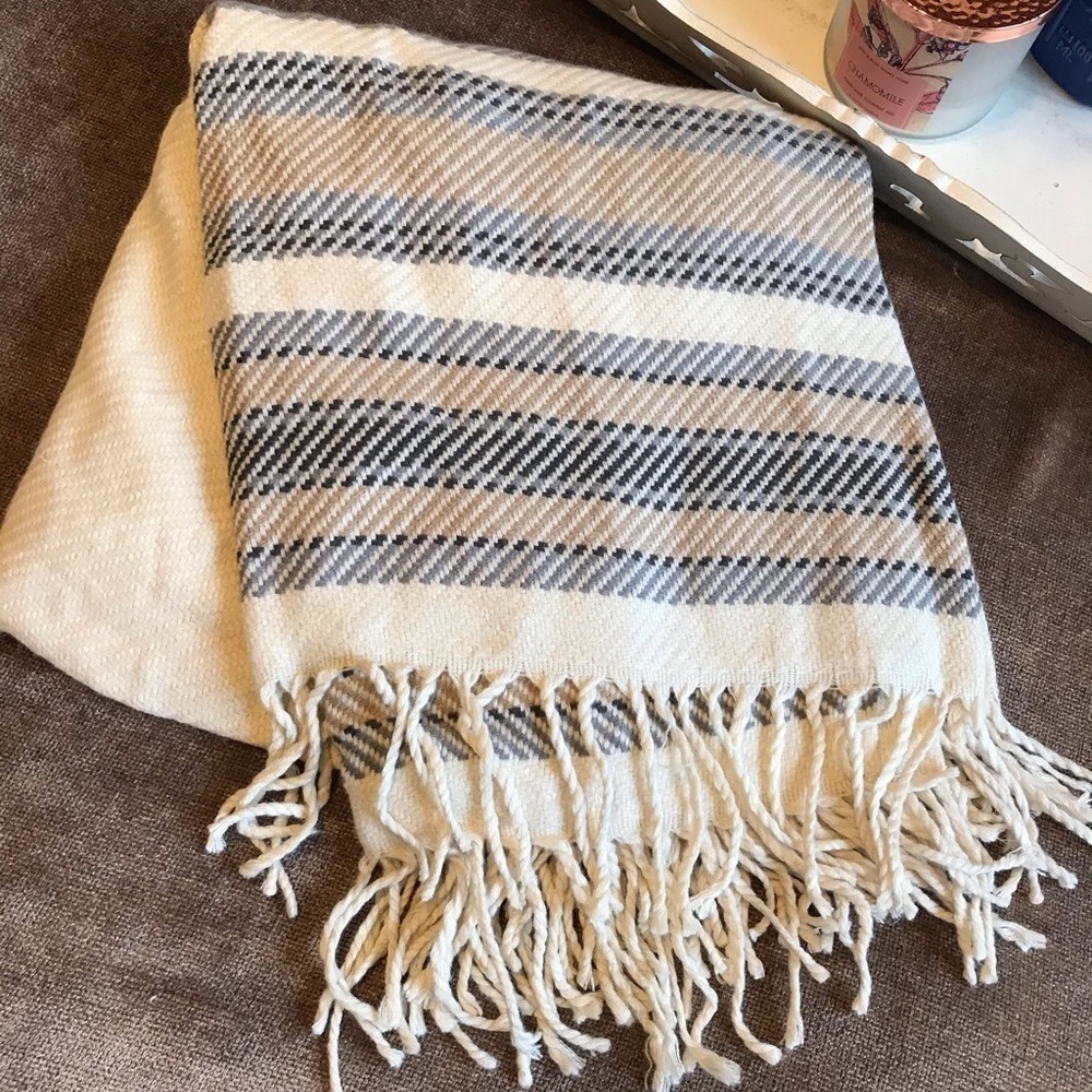 Abercrombie & Fitch Poncho in Cream, Beige, Gray - One Size Fits All